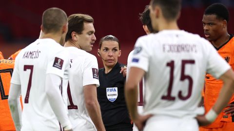 Stephanie Frappart spricht im März 2021 während des Qualifikationsspiels Katars zur FIFA Fussball-Weltmeisterschaft 2022 zwischen den Niederlanden und Lettland zu den Spielern.