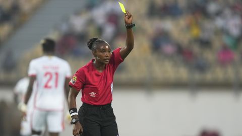 Salima Mukansanga war die erste Frau, die im Januar 2022 ein Spiel des Afrikanischen Nationen-Pokals leitete. 