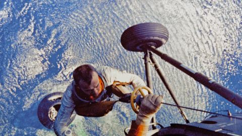 Shepard wurde in den Hubschrauber gehoben, nachdem er im Mai 1961 an Bord der Mercury-Kapsel in den Atlantik gestürzt war.