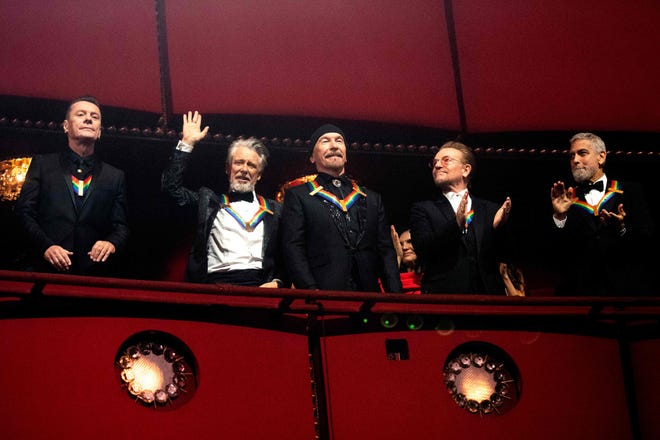 (LR) Die geehrten irischen U2-Musiker Larry Mullen Jr., Adam Clayton, The Edge, Bono und der Schauspieler George Clooney nehmen am 4. Dezember 2022 an der 45. Kennedy Center Honors Gala im John F. Kennedy Center for the Performing Arts in Washington, D.C. teil .