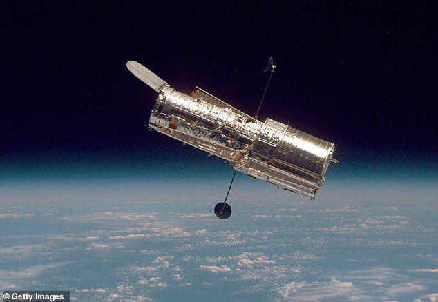 Hubble (im Bild) fing das Leuchten etwa 340 Meilen über der Erdoberfläche ein.  Astronomen, die die Bilder analysierten, vermuten, dass das Leuchten von einer Staubkugel aus Kometen stammen könnte