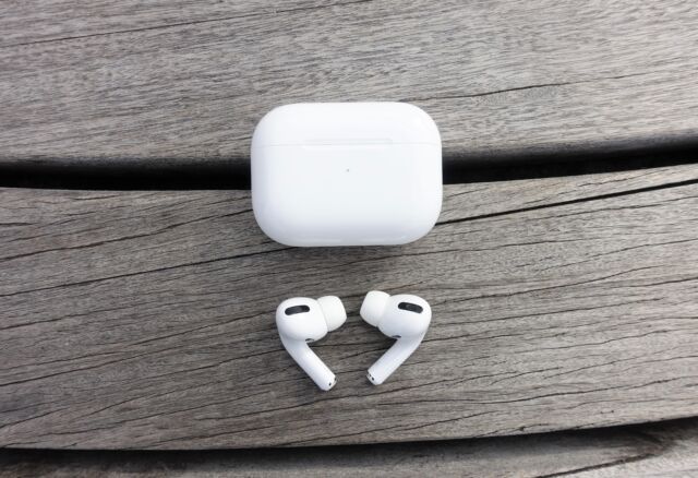 Die AirPods Pro von Apple schneiden mit ihrer Geräuschunterdrückung und den Live-Hörfunktionen in Tests im Vergleich zu traditionelleren Hörgeräten ziemlich gut ab.