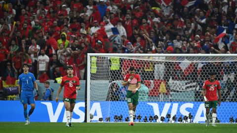 Marokkanische Spieler sehen verzweifelt aus, nachdem sie ein Gegentor für Frankreich kassiert haben.