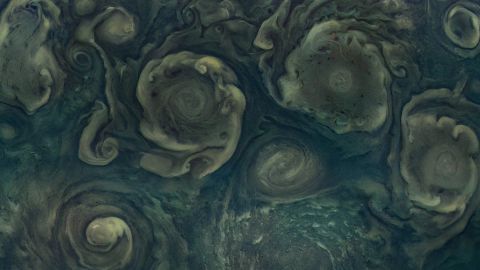 Juno hat Jupiters nördlichsten Hurrikan eingefangen, der rechts am unteren Bildrand zu sehen ist.