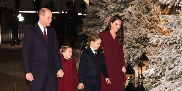 Prinz William, Prinz von Wales;  Prinzessin Charlotte von Wales;  Prinz George von Wales;  und Catherine, Prinzessin von Wales, ist anwesend "zusammen an Weihnachten" Weihnachtsgottesdienst in der Westminster Abbey am 15. Dezember 2022 in London.