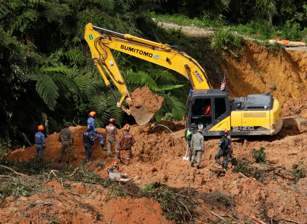 Ein Erdrutsch fegte am frühen Freitagmorgen durch ein Lager, 30 Meilen von der malaysischen Hauptstadt entfernt.