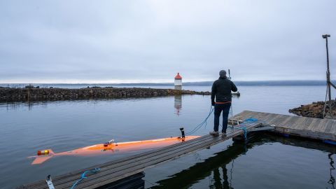Ein autonomes Unterwasserfahrzeug namens Hugin (links) vermisst einen norwegischen See.