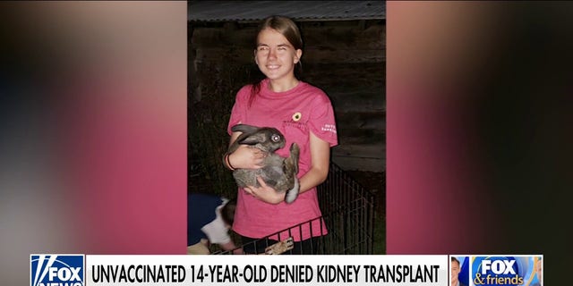 Julia Hicks, ein 14-jähriges Mädchen, dem eine Nierentransplantation verweigert wurde, weil sie nicht gegen Covid-19 geimpft war.